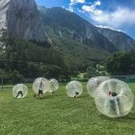 Gli studenti del Campo Estivo Les Elfes giocano a calcio nelle bolle
