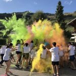 Gli studenti del Campo Estivo Les Elfes giocano con i colori
