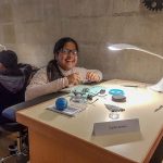 Gli studenti del Campo Estivo Les Elfes durante un seminario su come costruire orologi