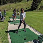 Gli studenti del Campo Estivo Les Elfes giocano a golf