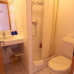 Il bagno in camera dell'alloggio del Campo Estivo Les Elfes