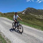 Gli studenti del Campo Estivo Les Elfes vanno in bici