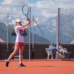 Gli studenti del Campo Estivo Les Elfes giocano a tennis