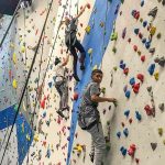 Gli studenti del Campo Estivo Les Elfes mentre fanno arrampicata sportiva