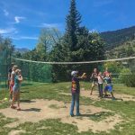 Gli studenti del Campo Estivo Les Elfes giocano a pallavolo