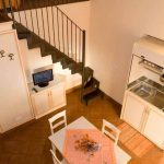 Kitchen and living area in the Piccola Università Italiana Tropea accommodation