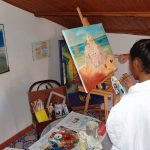 A Piccola Università Italiana Tropea student learns to paint