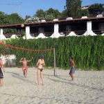 Piccola Università Italiana Tropea students play volleyball