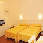 Twin bedroom in the Piccola Università Italiana Tropea accommodation