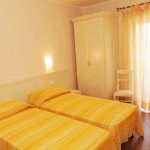 Twin bedroom in the Piccola Università Italiana Tropea accommodation