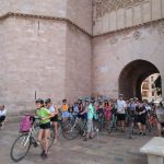 Gli studenti della scuola Españolé IH Valencia Summer Camp durante un tour in bici