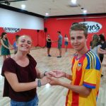 Gli studenti della scuola Españolé IH Valencia Summer Camp imparano a ballare la salsa