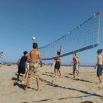 Gli studenti della scuola Españolé IH Valencia Summer Camp giocano a beach volley