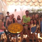 Gli studenti della scuola Españolé IH Valencia Summer Camp durante un party a base di paella