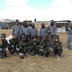Gli studenti della scuola Españolé IH Valencia Summer Camp giocano a paintball