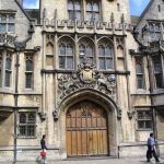 Il portone d'ingresso del Bucksmore Oxford Brasenose College visto dalla  Oxford high street