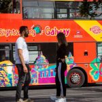 Studenti del programma Giovani Adulti dell'Atlantic Language School di fronte al autobus all'aperto hop on hop off - Galway, Irlanda