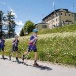 Gli studenti della Hochalpines Institut Ftan Summer Camp sciano su strada