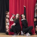 Gli studenti della Hochalpines Institut Ftan Summer Camp preparano uno spettacolo teatrale