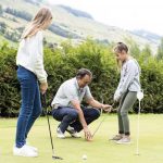 Gli studenti della Hochalpines Institut Ftan Summer Camp giocano a golf