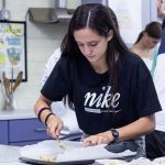 Gli studenti del programma in famiglia della Irish College of English cucinano dei biscotti