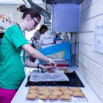 Gli studenti del programma in famiglia della Irish College of English cucinano dei biscotti