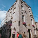 Studenti del programma Giovani Adulti dell'Atlantic Language School di fronte al Lynches Castle - Galway, Irlanda