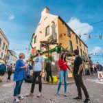Studenti del programma Giovani Adulti dell'Atlantic Language School nella Middle Street - Galway, Irlanda