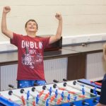 Gli studenti della Atlantic Language School giocano a biliardino