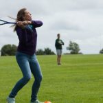 Una studentessa della Atlantic Language School mentre gioca a badminton