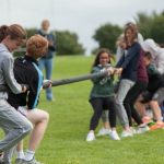 Gli studenti della Atlantic Language School durante una sfida a tiro alla fune