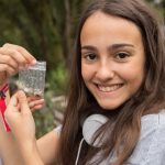 Una studentessa della Atlantic Language School con delle conchiglie appena raccolte
