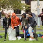 Gli studenti della Atlantic Language School durante una gara di corsa con i sacchi