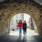Due studentesse del programma Giovani Adulti dell'Atlantic Language School sotto l'Arco Spagnolo - Galway, Irlanda