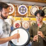 Studenti del programma Giovani Adulti dell'Atlantic Language School durante una lezione di Tin Whistle (Flauto a fischietto, strumento tipico delle musiche tradizionali irlandesi) - Galway, Irlanda