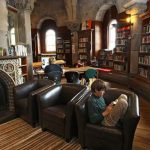 La biblioteca storica del campus estivo della ICE Glenstal Abbey