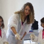 Gli studenti del programma estivo dell'Institut Monte Rosa durante un esperimento di scienze