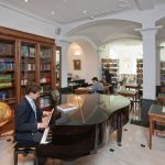 Il pianoforte e la libreria dell'Institut auf dem Rosenberg