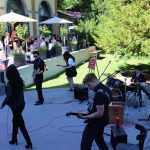 Gli studenti dell'Institut auf dem Rosenberg Summer Camp si esibiscono all'aperto