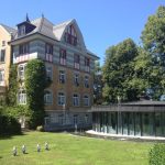 L'edificio principale e gli uffici dell'Institut auf dem Rosenberg. Nell'angolo in basso a sinistra si trova il moderno edificio della business school.