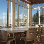 L'area lounge dei Village Camps Leysin Summer Camp con una bellissima vista panoramica sulle montagne