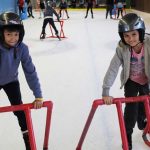 Gli studenti dei Village Camps Leysin pattinano sul ghiaccio