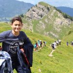 Gli studenti dei Village Camps Leysin fanno trekking sulle montagne