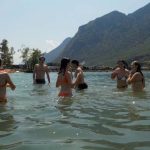 Gli studenti dei Village Camps Leysin nuotano nel lago