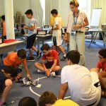 Gli studenti dei Village Camps Leysin durante una classe di robotica