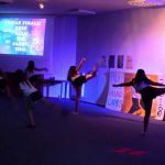 Gli studenti dei Village Camps Leysin si preparano per lo spettacolo del venerdì