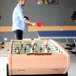 Gli studenti dei Village Camps Leysin giocano a biliardino