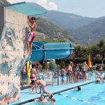 Gli studenti dei Village Camps Leysin vanno in piscina