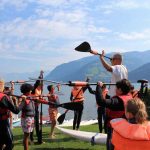 Gli studenti dei Village Camps Zell am See vanno in kayak sul lago