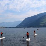 Gli studenti dei Village Camps Zell am See sui stand up paddleboards